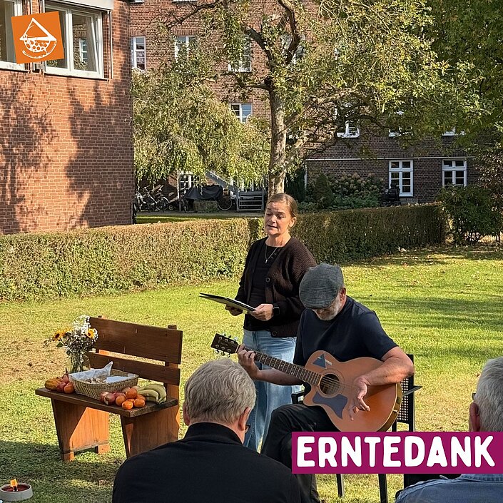 Bei herrlichem Wetter feierte die frisch eingesegnete Diakonin Hooper gemeinsam mit Gemeindepädagoge Praetorius...